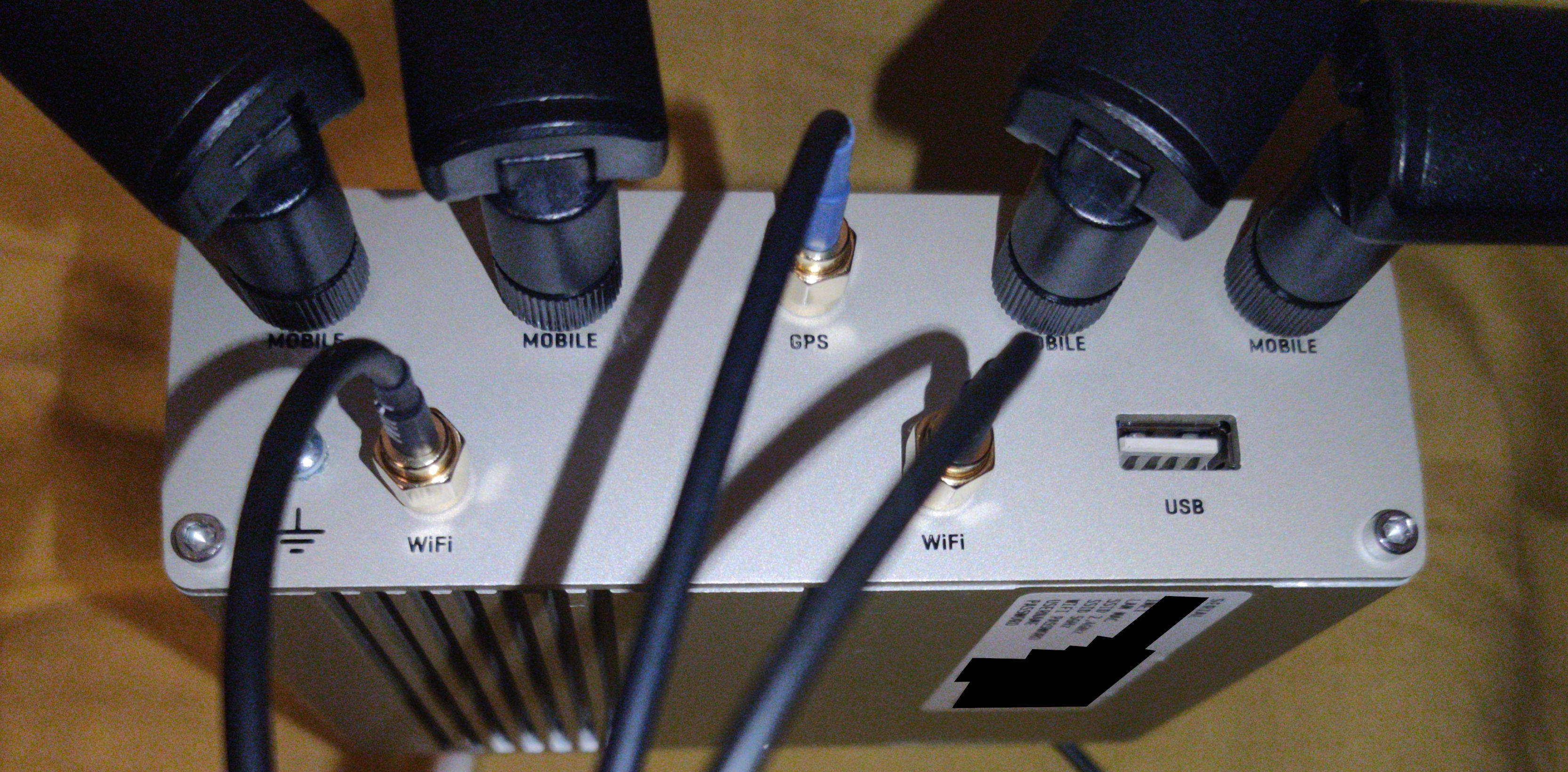 Teltonika RUTX50 external sma-connectors